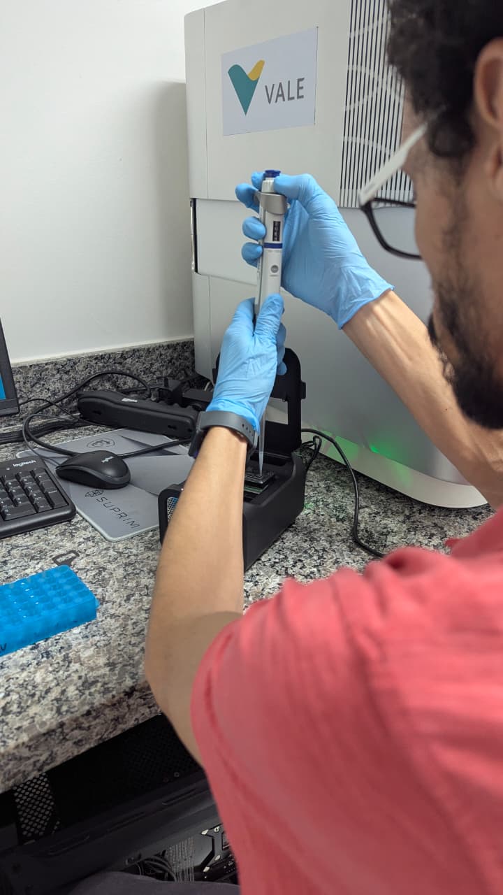 Read more about the article Dr. Eduardo Gamosa (Laboratory of Applied Genomics and Bio-innovations – Fiocruz | IOC-RJ) at the Genomics Laboratory at NUPEM.